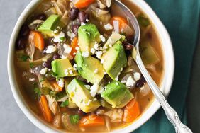 Sopa de vegetales picante para hacer dieta