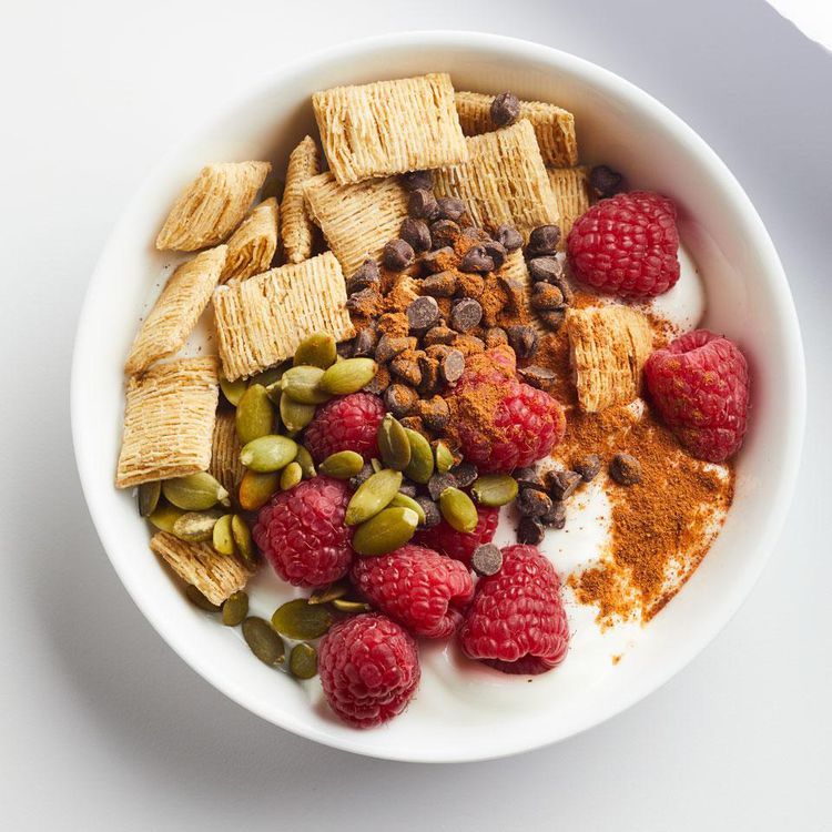 Raspberry Yogurt Serial Bowl < Span> * El valor diario (DV) es la cantidad recomendada de nutrientes tomados por día. La ingesta diaria ( % DV) descrita en la etiqueta nutricional indica cuánto pueden contribuir un alimento y una receta específicos a la cantidad total recomendada. Según la Oficina de Farmacéuticos de Alimentos (FDA), la ingesta diaria son comidas típicas 2. 000 calorías. Dependiendo de las calorías y las condiciones de salud que necesite, los nutrientes necesarios pueden aumentar o disminuir (por ejemplo, aquellos que tienen una buena comida para el corazón, un día en comparación con aquellos que tienen una comida estándar. Se recomienda reducir la cantidad de Sodio requerido para).