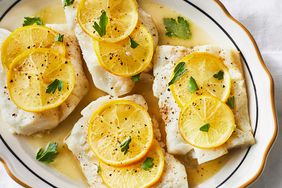 Bacalao asado con ajo y limón