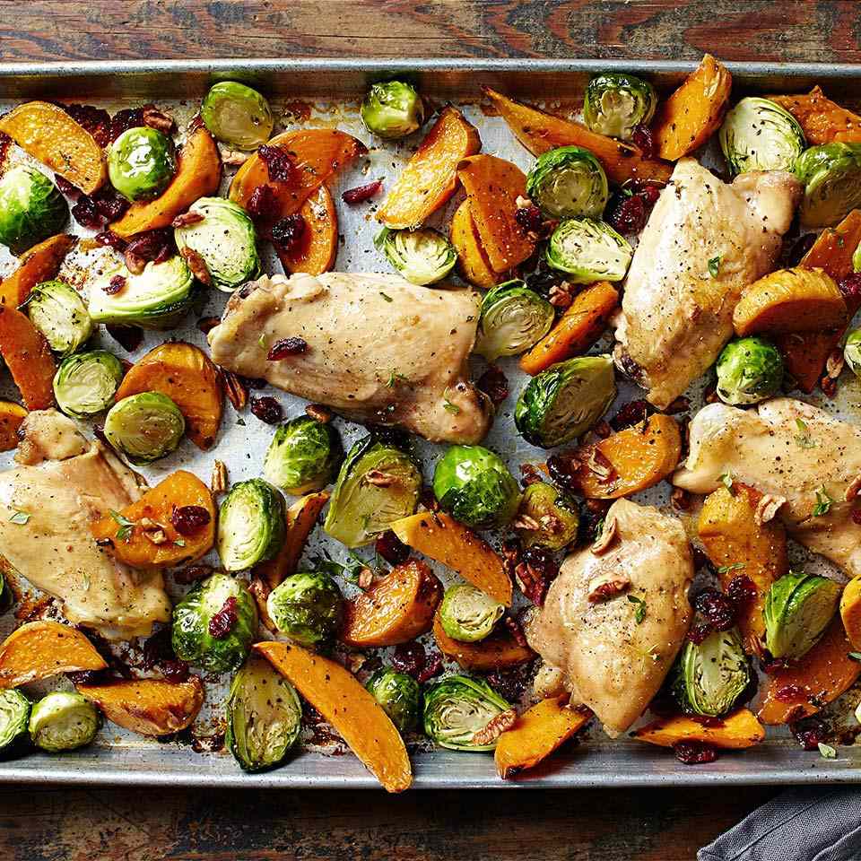 Una cena saludable que combina muslos de pollo y batatas. Agregue la ensalada de otoño verde mixta, manzana en rodajas y queso azul.