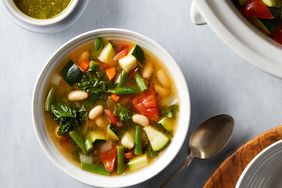 Sopa de vegetales de Slooker para comer con una cuchara