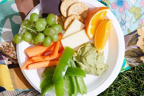 Frutas, verduras y platos de queso