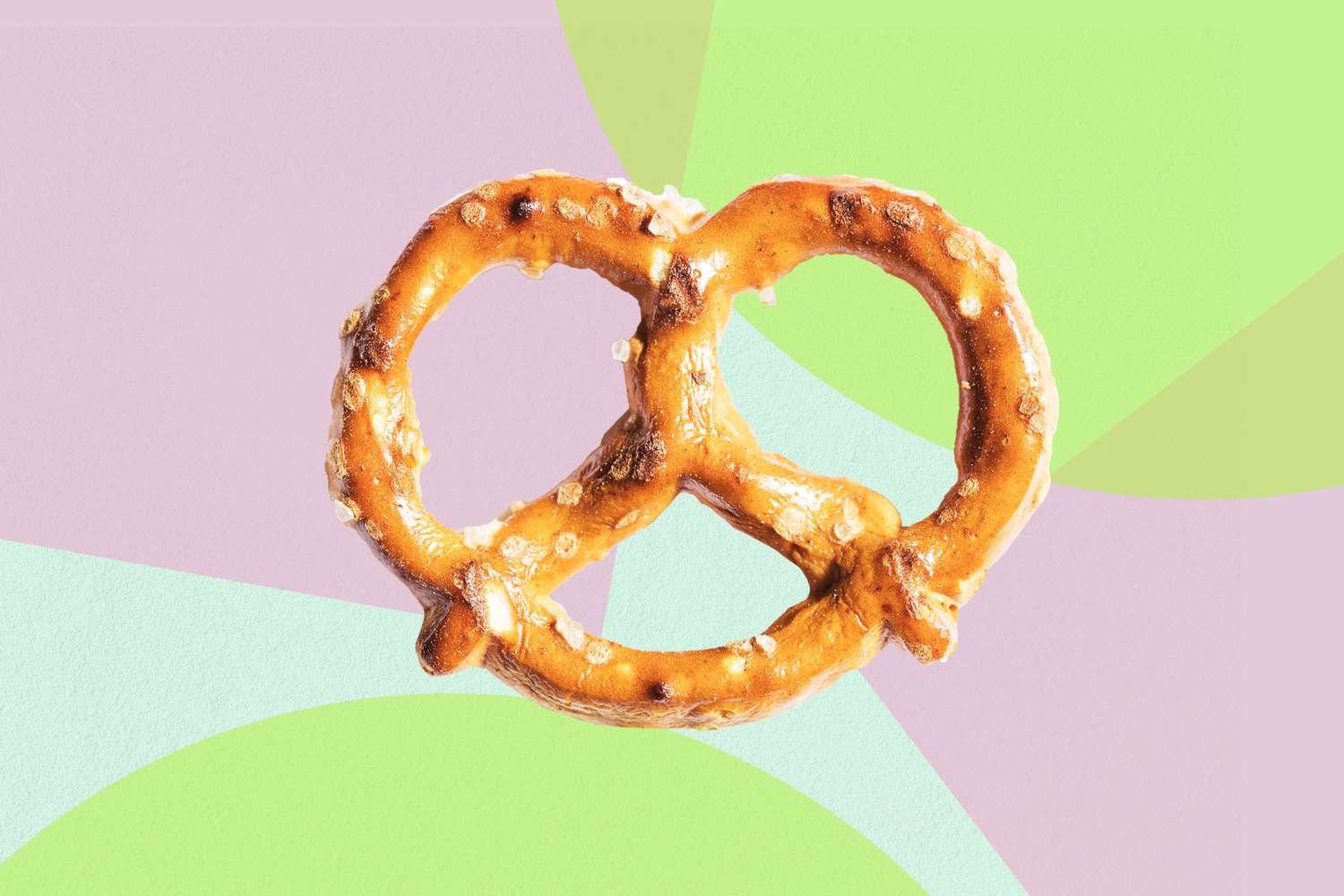 Una toma amplia de mini pretzels sobre un fondo diseñado