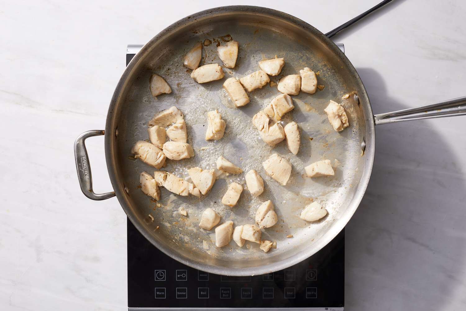 Coloque el pollo de pollo finamente en la sartén y hornee de la cabeza al acortar.
