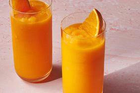 Foto de receta de batido de zanahoria con rodajas de naranja en dos vasos