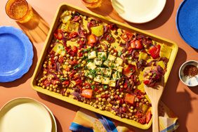 Foto de la receta de queso feta, pimiento morrón, cebolla morada, tomates cherry y garbanzos