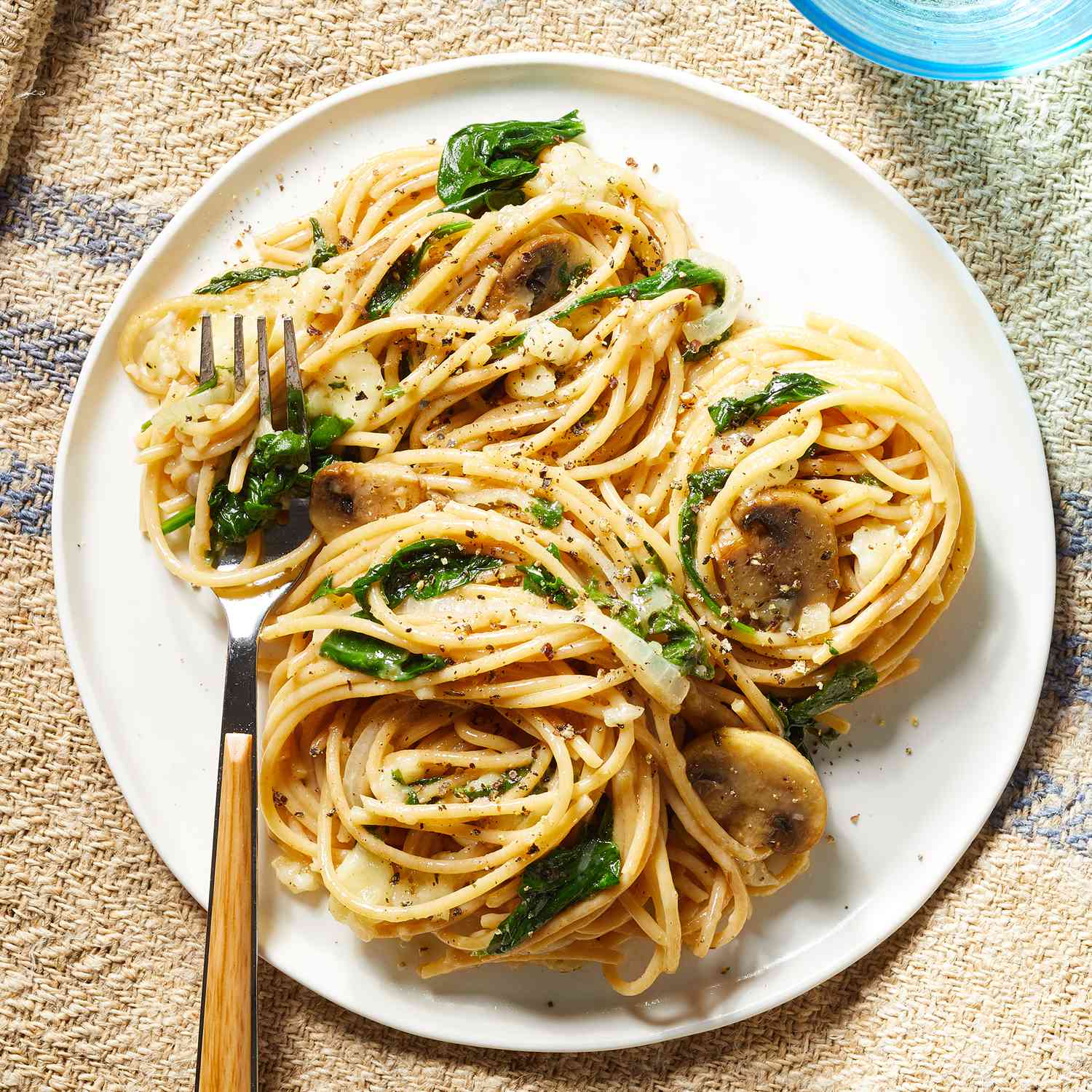 Espaguetis con brie, champiñones y espinacas a la plancha