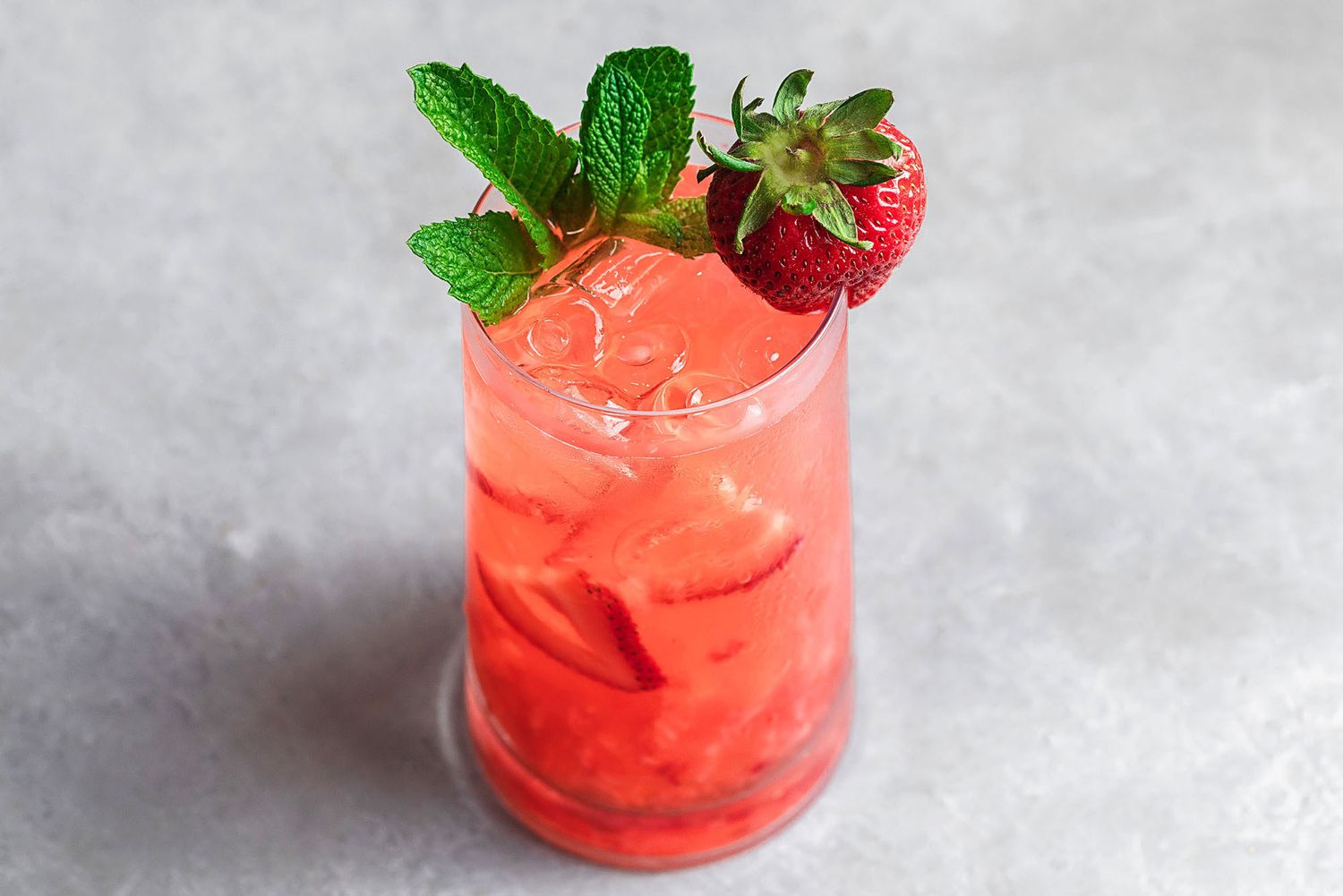Bebida roja (limonada espumosa con fresa y jengibre)