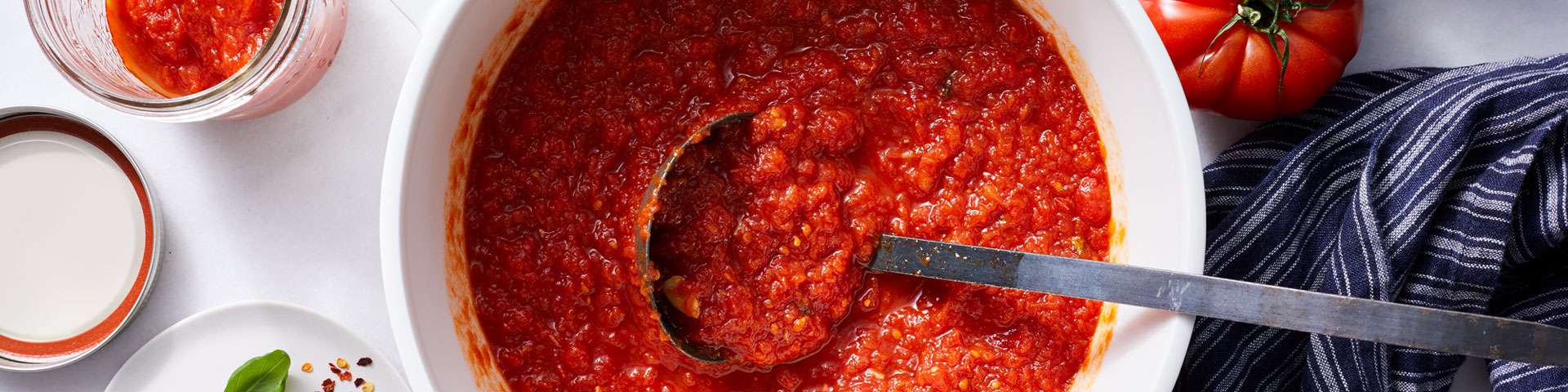 Salsa de tomate casera invertida en una olla