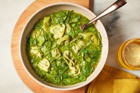 Foto de la receta de sopa de tortellini verdes