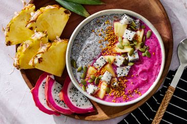 Foto de receta de un tazón de batido con mucha fibra dietética de fruta de dragón y piña