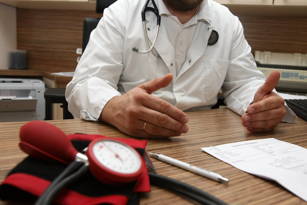 Alemania, Berlín 5 septiembre: 5 de septiembre de 2012, médico en Berlín, Alemania, sobre la presión arterial alta. Más de 20 médicos exigen pagos más altos de las compañías de seguros de salud (Krankenkassen).