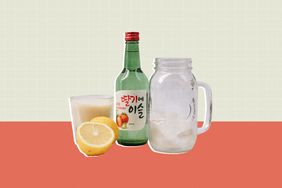 Botella de Shochu, vidrio, rodajas de limón